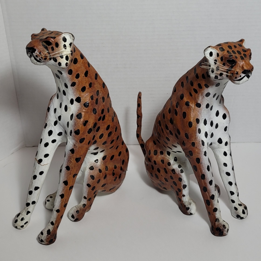 Pair of Regal Cheetah Statues RARE repaired - Picture 5 of 14